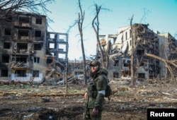 Військовик із Чечні - "кадировець" - у Маріуполі, 15 квітня 2022. REUTERS/Chingis Kondarov