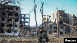 Seorang tentara Rusia dari Republik Chechen Republic tampak berada di kota Mariupol, Ukraina dalam pertempuran untuk memperebutkan kendali terhadap kota pelabuhan yang dianggap strategis itu, pada 15 April 2022. (Foto: Reuters/hingis Kondarov)