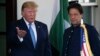 Presiden Amerika Serikat, Donald Trump (kiri) bersama Perdana Menteri Pakistan Imran Khan di Gedung Putih, Washington, D.C., 22 Juli 2019.