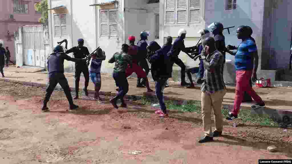 Manifestação ocorreu na ausência do PR, que está no leste do país, no quadro da sua função “Mon Na Lama”