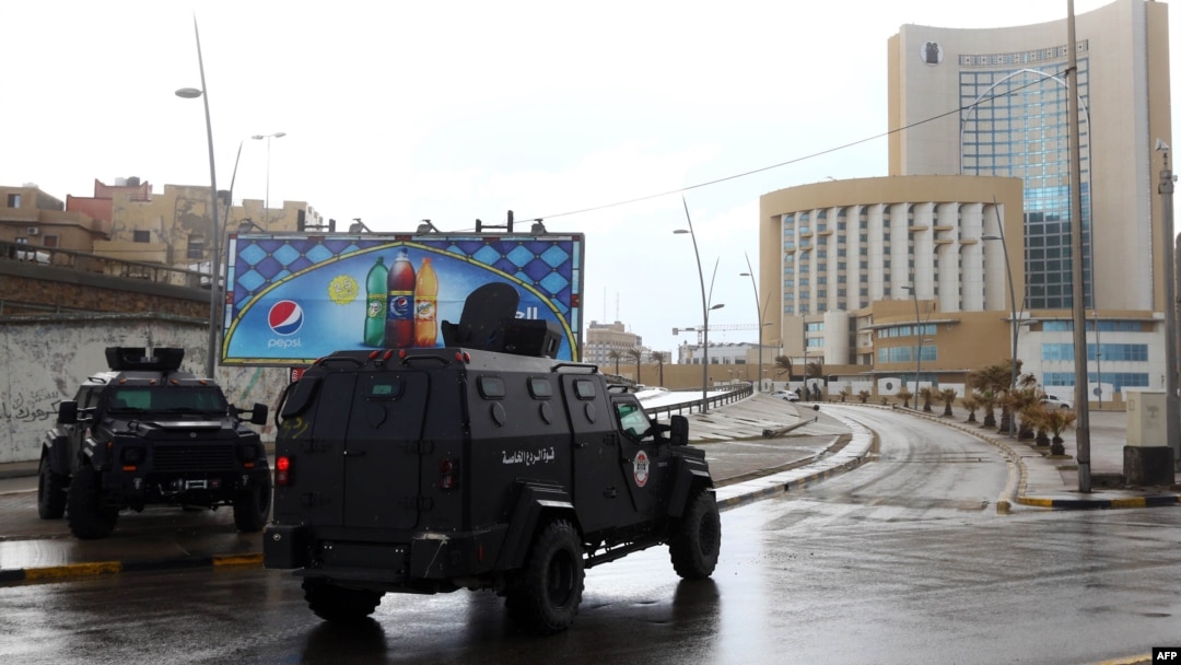 Libyan security forces and emergency services surround Tripoli's central Corinthia Hotel (R) in the Libyan capital, Jan. 27, 2015. 
