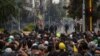 La policía antidisturbios y los manifestantes se enfrentan durante una protesta nacional contra la reforma tributaria en Bogotá, Colombia, el 28 de abril de 2021. [Foto: VOA/Pu Ying Huang]