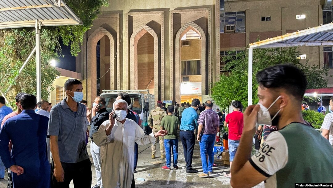 Orang-orang berkumpul di dalam Rumah Sakit Ibn Khatib setelah kebakaran yang dipicu oleh ledakan tangki oksigen di Baghdad, Irak, Minggu, 25 April 2021. (Foto: Thaier Al-Sudani/Reuters)
