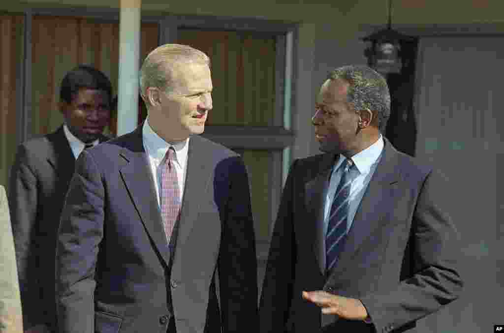 Secretário de Estado americano, James Baker, com o Presidente de Angola, José Eduardo dos Santos. Windhoek, Namíbia, 20 de Março 1990