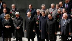 Presiden Armenia Serge Sarkisian, Presiden Rusia Vladimir Putin, Presiden Siprus Anastasiadis, Presiden Perancis Francois Hollande dalam upacara di Yerevan, Armenia (24/4).