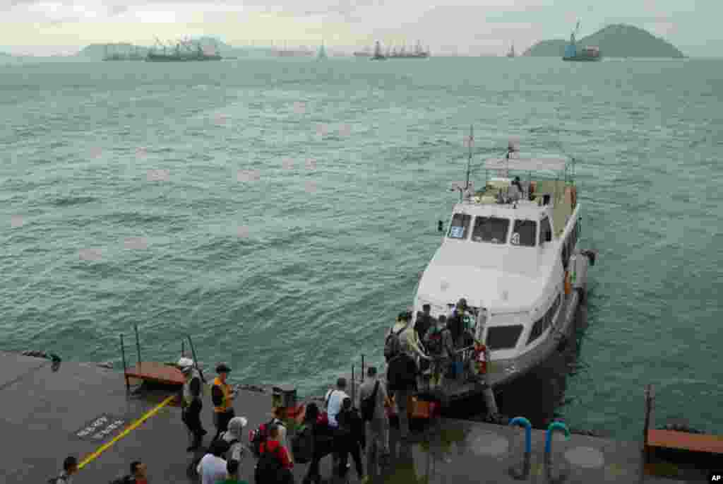 水兵11月9日從華盛頓號航母乘小船到香港上岸