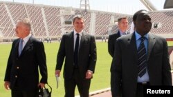 Hamad Kalkaba Malboum, le président de la Confédération africaine d'athlétisme (CAA), avec d'autres représentants à Doha, le 5 octobre 2011.