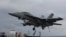 Американський літак F/A-18 Super Hornet наближається до авіаносця USS Carl Vinson 