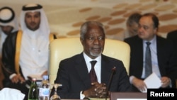 Kofi Annan (tengah) menghadiri pertemuan tingkat menteri Liga Arab membahas masalah Suriah di Doha, Sabtu (2/6). 