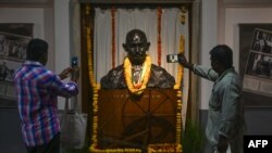 Pengunjung mengambil gambar patung ikon kemerdekaan India Mahatma Gandhi di Museum Nasional Gandhi, saat India memperingati 150 tahun kelahirannya, di New Delhi pada 2 Oktober 2019. (Foto: AFP/Money Sharma)