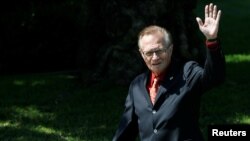 Larry King saluda mientras llega al funeral del artista y productor Merv Griffin en la Iglesia Católica del Buen Pastor en Beverly Hills, California, Estados Unidos, 17 de agosto de 2007.