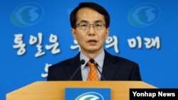 임병철 한국 통일부 대변인이 지난 16일 서울 정부서울청사에서 북한 국방위원회가 청와대 앞으로 대북전단 살포 중단을 요구하는 전통문을 보내온 것과 관련해 정부입장을 설명하고 있다. (자료사진)