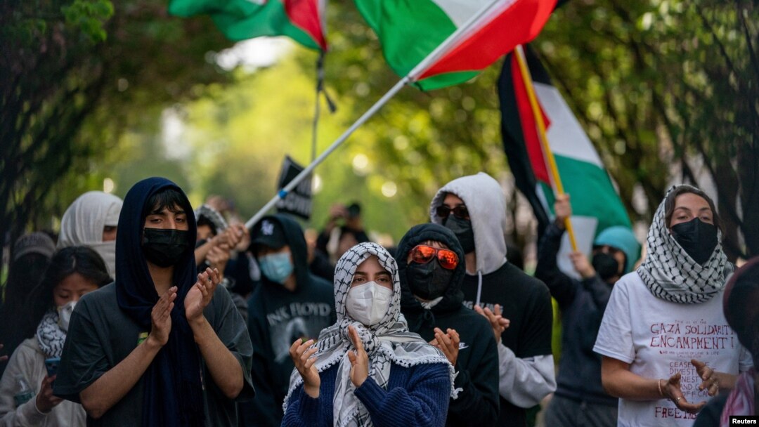 کولمبیا یونیورسٹی کی طالبات فلسطینی پرچموں کے ساتھ ان کے حق میں مظاہرہ کر رہی ہیں۔ دوسری جانب درجنوں طلبہ نے یونیورسٹی کے ہیملٹن ہال پر قبضہ جما لیا ہے۔ 30 اپریل 2024