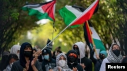 Para pedemo berkumpul di gerbang masuk Columbia University di New York City untuk mendukung para mahasiswa yang mengunci diri gedung Hamilton Hall di tengah konflik Israel dan Hamas, 30 April 2024. (Foto: David Dee Delgado/Reuters)