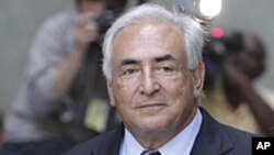 Dominique Strauss-Kahn (au centre) sortant du tribunal le mardi 23 août 2011, accompagné de sa femme Anne Sinclair et de son avocat Benjamin Brafman
