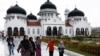 Masyarakat mengunjungi Masjid Raya Baiturrahman di Banda Aceh, Aceh, 23 Desember 2024. (Willy Kurniawan/REUTERS)