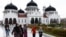 Masyarakat mengunjungi Masjid Raya Baiturrahman di Banda Aceh, Aceh, 23 Desember 2024. (Willy Kurniawan/REUTERS)
