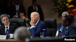UMongameli weMelika uMnu Joe Biden elomgcinisihlalo weAfrican Union (AU), onguMongameli njalo weSenegal uMnu Macky Sall (okwesokudla) besemhlanganweni weU.S.-Africa Summit eWashington DC.