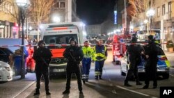 Polisi menjaga lokasi penembakan, di depan sebuah restoran di pusat kota Hanau, Jerman, 20 Februari 2020. (AP Photo/Michael Probst)