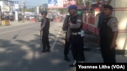 Pengamanan Ketat Upacara HUT Bhayangkara ke 71 di Polres Poso Sulawesi Tengah (10/7/2017) pasca dua teror yang disertai surat ancaman sehari sebelumnya kepada pihak Kepolisian di Poso (foto: VOA/Yoanes Litha)