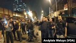 Wakapolri Komjen Syafuddin (sedang menelpon) di lokasi kejadian ledakan bom bunuh diri di halte busway Terminal Kampung Melayu Jakarta Rabu (24/5). (Foto: VOA/Andylala Waluyo)