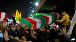 Miles de personas se congregan en Karbala, Irak, para la procesión fúnebre de Qassem Soleimani, el 4 de enero de 2020 (Foto: AP/Khalid Mohammed)