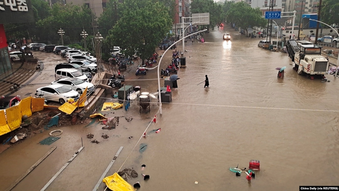 Poplavljeni put u gradu Žengžu u provinciji Henan, 20. juna. (Foto: China Daily via REUTERS)