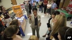 Kandidat anggota Kongres dari partai Republik, Mia Love (utusan wilayah Utah) berbincang dengan para siswa SMA Skyline di Salt Lake City, 9 Oktober 2014 (Foto: dok). 