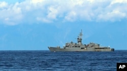 中國海軍2022年8月5日在台灣週邊靠近台灣一艘軍艦處舉行演習。