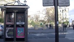 A Paris kiosok bears a magazine cover bidding farewell to Britain. (Lisa Bryant/VOA)