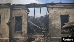 在俄罗斯对乌克兰发动进攻期间，消防员在乌克兰扎波罗热市一处遭俄军空袭的现场展开救援工作。(2026年6月26日)