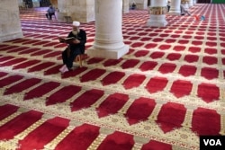 Un anciano palestino reza en el interior de la mezquita de Al Aqsa, en Jerusalén.