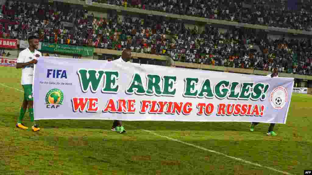 Les joueurs nigérians portent une bannière pour célébrer leur qualification pour la Coupe du Monde 2018, Uyo, le 7 octobre 2017.