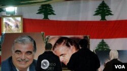 Personas en el Líbano rinden tributo al fallecido ex primer ministro Rafik Hariri. la investigación de su asesinato será tema de conversación entre Obama y su hijo Saad Hariri.