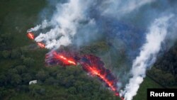 Aliran lahar keluar dari rekahan di timur subdivisi Leilani Estates. Rekahan muncul akibat erupsi Gunung Berapi Kilauea yang masih terus berlangsung di Hawaii, 13 Mei 2018. 