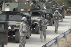 지난해 3월 주한미군 제2보병사단 소속 군인들이 경기도 포천 캠프 로드리게스 사격장에서 실사격 훈련을 준비하고 있다.