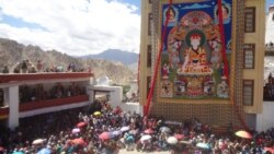 འབྲི་གུང་སྐྱབས་མགོན་ཆེ་ཚང་རིན་པོ་ཆེ་མཆོག་ནས་ལ་དྭགས་སུ་གོས་སྐུ་བཤམས་གནང་བ།