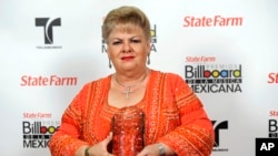 ARCHIVO - La cantante mexicana Paquita La Del Barrio posa detrás del escenario con el Premio La Voz en la primera entrega anual de los Premios Billboard de México, el 20 de octubre de 2011, en Los Ángeles.