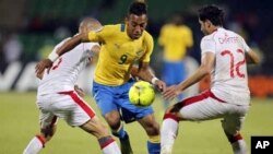 Le Gabonais Pierre Emerick Aubameyang (au centre) joue contre Khalil Chammem (à droite) et Houcine Ragued lors de la Coupe d'Afrique des Nations au stade du Gabon, le 31 janvier 2012.