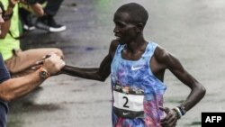 L'athlète kényen Mike Kiptum Boit est salué après avoir remporté le marathon masculin de Medellin en l'espace de 2: 21,34, le 17 septembre 2017 en Colombie.