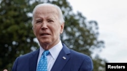 El presidente estadounidense Joe Biden habla con la prensa al salir de La Casa Blanca, en Washington, este martes 30 de enero de 2024. Su gobierno anunció que revertirá el alivio de sanciones a los sectores de petróleo y gas en Venezuela a partir de abril.