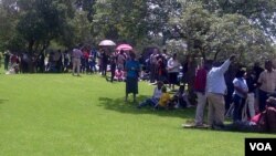  Long queue to view Mandela's body(Umfanekiso uthethwe nguBenedict Nhlapho)