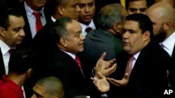 Diosdado Cabello (centro izquierda) dijo que la Asamblea Nacional venezolana está en desacato si no desincorpora a 3 diputados opositores.