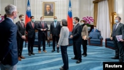 তাইওয়ানের প্রেসিডেন্ট সাই ইং-ওয়েন যুক্তরাষ্ট্রের প্রতিনিধি ইউএস হাউস চায়না সিলেক্ট কমিটির সদস্য রো খান্না এবং যুক্তরাষ্ট্রের প্রতিনিধি দলের অন্যান্য সদস্যদের সাথে তাইপেইতে প্রেসিডেন্ট কার্যালয়ে সাক্ষাৎ করেছেন। হ্যান্ডআউট এই ছবিটি ২১ ফেব্রুয়ারি, ২০২৩ সালে প্রকাশিত।