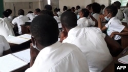 Une salle de classe remplie d'environ 70 élèves du lycée Aneja Luther King, dans le quartier Oficar de Malabo, en Guinée équatoriale, le 29 octobre 2020.