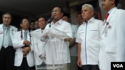 Pasangan capres Prabowo dan cawapres Hatta memberikan keterangan pers seusai menjalani tes kesehatan di RSPAD Gatot Subroto, 23/5/2014 (Foto: VOA/Andylala). 