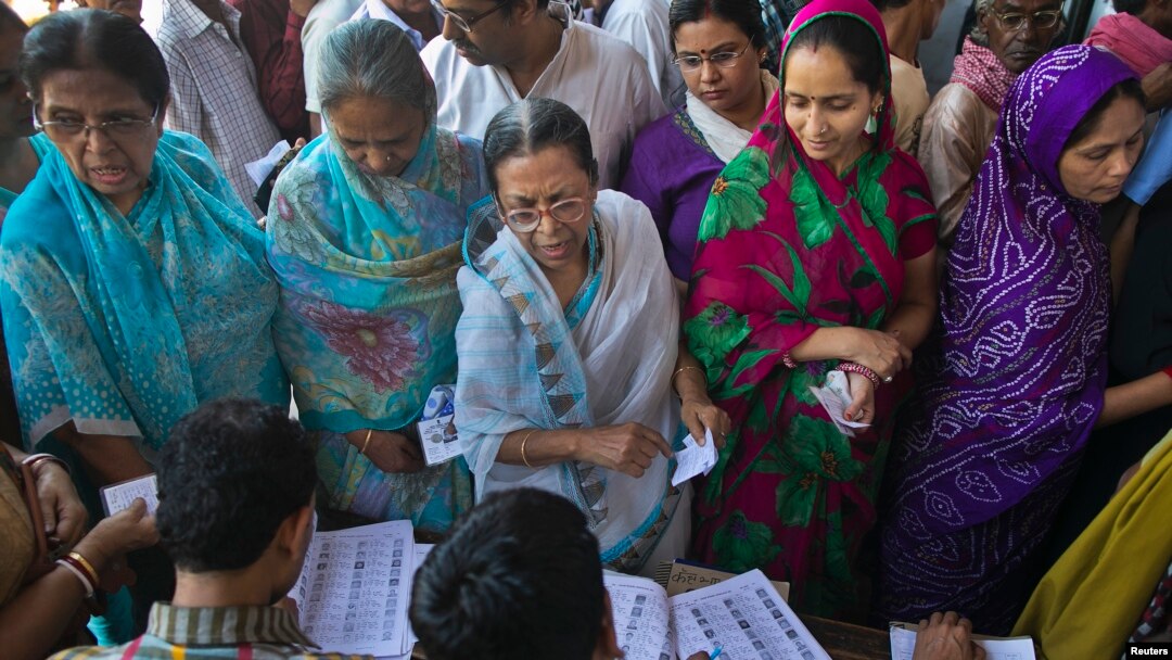 Warga memeriksa apakah nama mereka terdaftar di TPS di Varanasi, negara bagian Uttar Pradesh (12/5). 