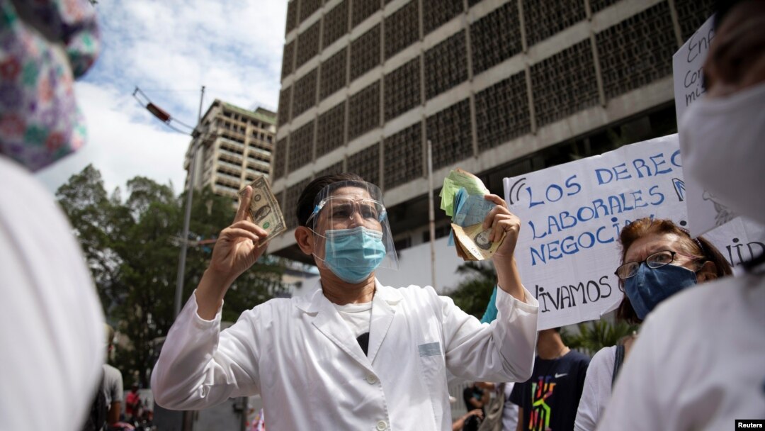 Empleados de la salud protestan por bajos salarios en Caracas, Venezuela, el 29 de octubre de 2020.