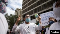Empleados de la salud protestan por bajos salarios en Caracas, Venezuela, el 29 de octubre de 2020.