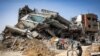 غزہ کی پٹی کے دوسرے بڑے شہر خان یونس میں النصر میڈیکل کمپلکس میں اسرائیلی فوجی کارروائی سے عمارتوں کو شدید نقصان پہنچا۔ امدادی کارکن صفائی کا کام کر رہے ہیں۔ اسپتال کے احاطے سے اجتماعی قبروں سے درجنوں لاشیں برآمد ہوئی ہیں۔ 22 اپریل 2024